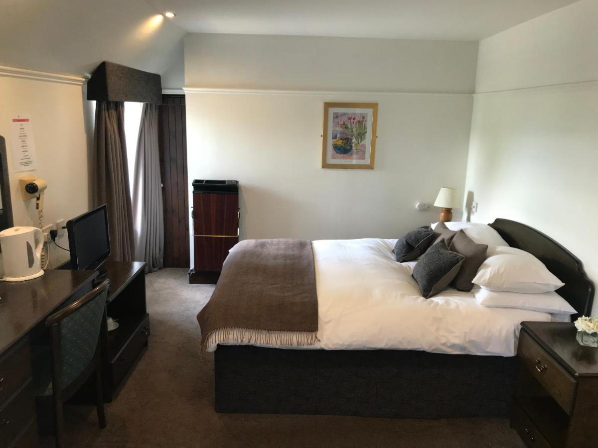 Lion And Unicorn Hotel Thornhill  エクステリア 写真