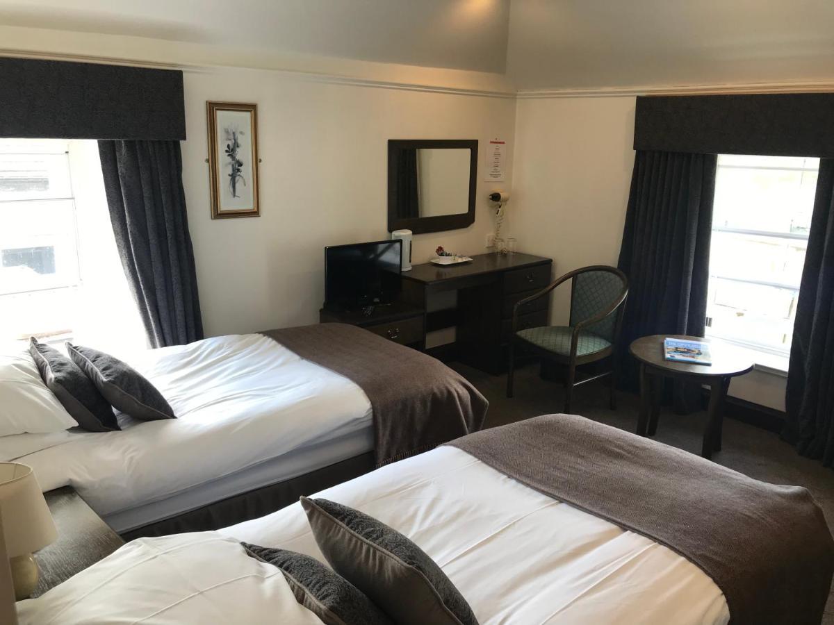 Lion And Unicorn Hotel Thornhill  エクステリア 写真